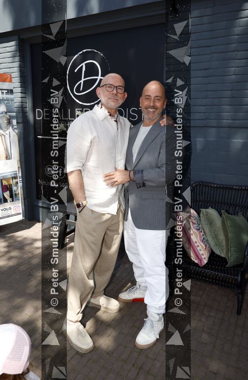 Hilversum 22 mai 2026
Domenik Romano en Ferenc Damen  van het programa MAFS in hun kleing winkel 