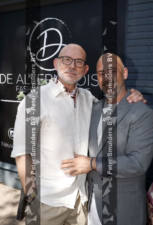 Hilversum 22 mai 2026
Domenik Romano en Ferenc Damen  van het programa MAFS in hun kleing winkel 