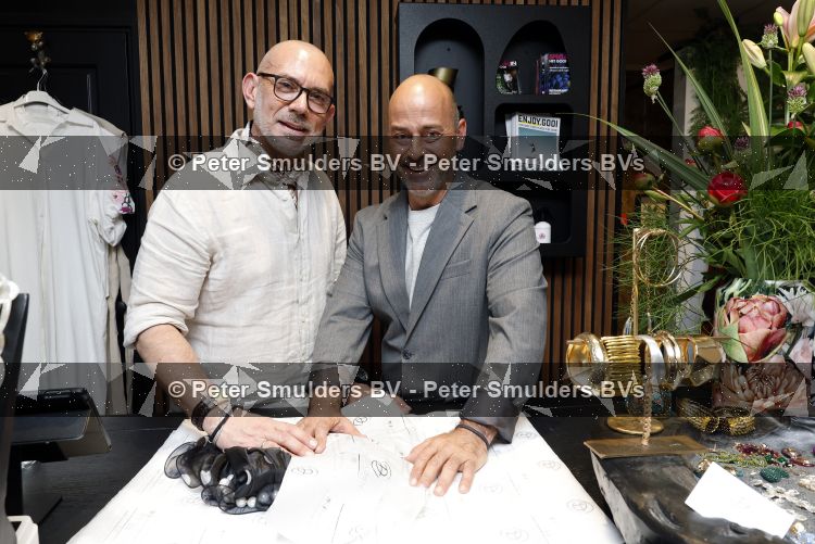 Hilversum 22 mai 2026
Domenik Romano en Ferenc Damen  van het programa MAFS in hun kleing winkel 
