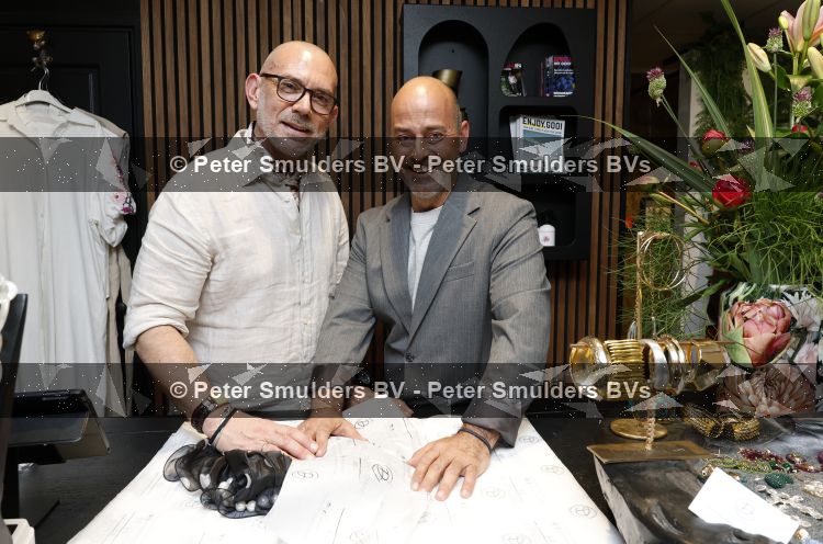 Hilversum 22 mai 2026
Domenik Romano en Ferenc Damen  van het programa MAFS in hun kleing winkel 