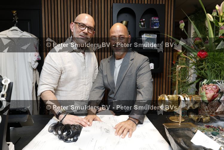 Hilversum 22 mai 2026
Domenik Romano en Ferenc Damen  van het programa MAFS in hun kleing winkel 