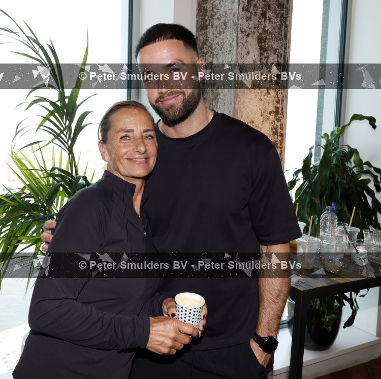 Amsterdam 26 mei 2026
Presentatie Marijn Kuipers / NOA in de Adam toren met aanwezig heel veel influencers. Donny Roielvink en zijn moeder Lucienne Kenter 