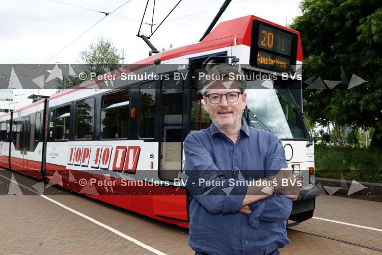 Amsterdam 27 mei 2026
3e deel van de boekenreeks 60 jaar Top 40 wordt feestelijk gelanceerd door bestickerde Top 40-tram met Erik de Zwart als trambestuurder. Natalie La Rose Erik de Zwart, Godfried Nevels en Jeroen Nieuwenhuize  zijn aanwezig 