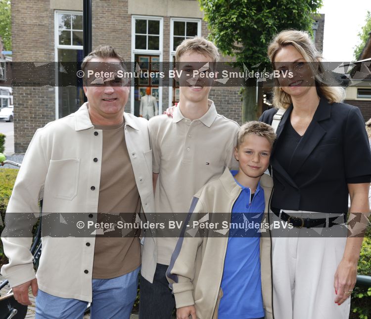 Laren 13 mei 2026
Imca Marina viert haar 85e verjaardag bij het bonte Paard in Laren . De zoon van Imca Marina Floris Oud kwam met zijn vrouw en kinderen 