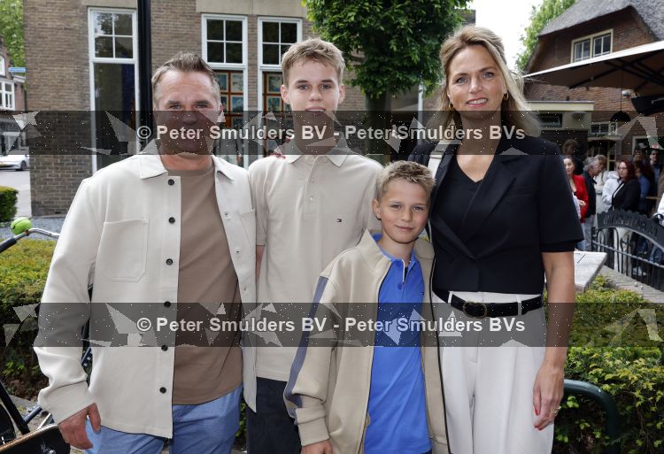 Laren 13 mei 2026
Imca Marina viert haar 85e verjaardag bij het bonte Paard in Laren . De zoon van Imca Marina Floris Oud kwam met zijn vrouw en kinderen 