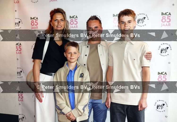 Laren 13 mei 2026
Imca Marina viert haar 85e verjaardag bij het bonte Paard in Laren . De zoon van Imca Marina Floris Oud kwam met zijn vrouw en kinderen 