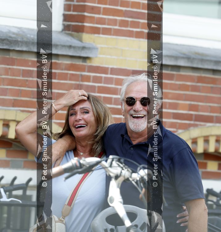 Amsterdam 22 juni 2026
Sandra Masmeijer en haar nieuwe vriend / partner Frank Wisse op terras en op de fiets in Amsterdam zuid.