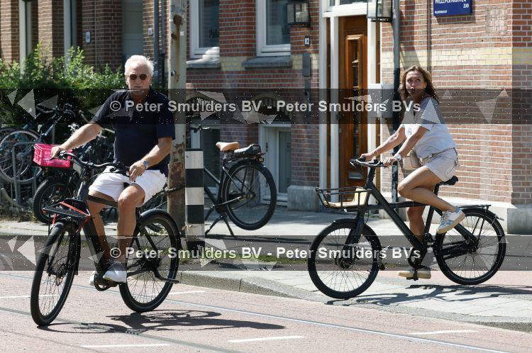 Amsterdam 22 juni 2026
Sandra Masmeijer en haar nieuwe vriend / partner Frank Wisse op terras en op de fiets in Amsterdam zuid.
