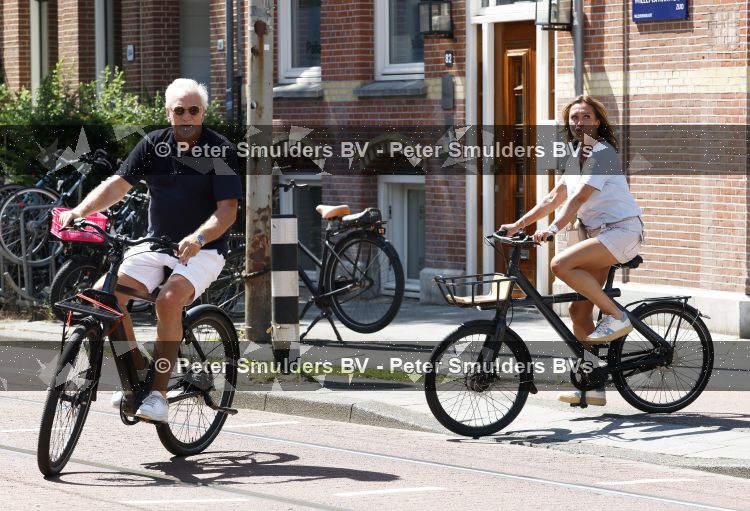 Amsterdam 22 juni 2026
Sandra Masmeijer en haar nieuwe vriend / partner Frank Wisse op terras en op de fiets in Amsterdam zuid.