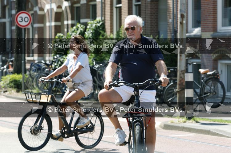 Amsterdam 22 juni 2026
Sandra Masmeijer en haar nieuwe vriend / partner Frank Wisse op terras en op de fiets in Amsterdam zuid.