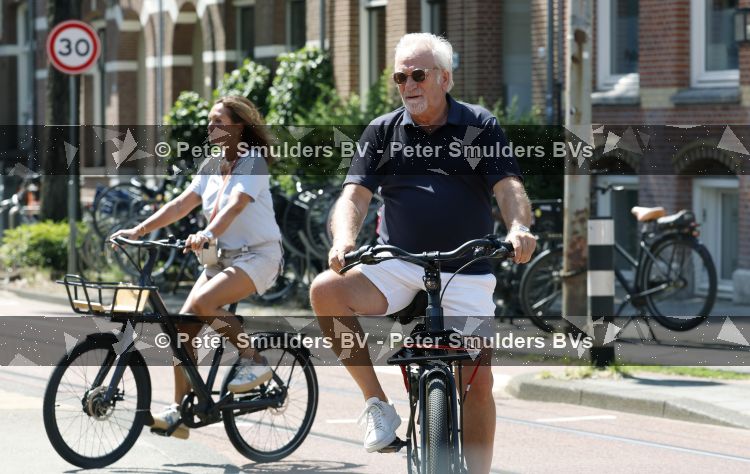 Amsterdam 22 juni 2026
Sandra Masmeijer en haar nieuwe vriend / partner Frank Wisse op terras en op de fiets in Amsterdam zuid.