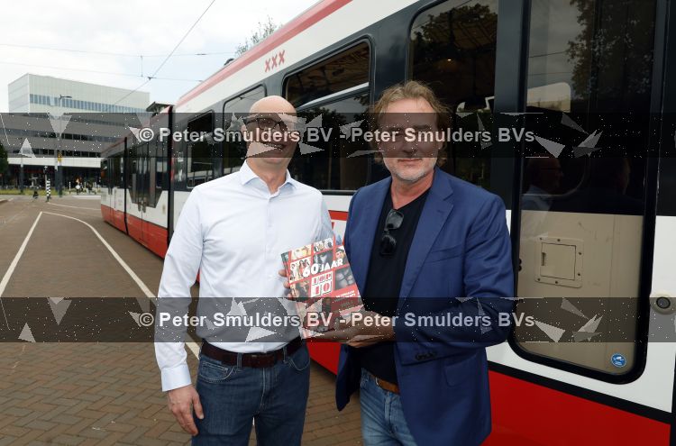 Amsterdam 27 mei 2026
3e deel van de boekenreeks 60 jaar Top 40 wordt feestelijk gelanceerd door bestickerde Top 40-tram met Erik de Zwart als trambestuurder. Natalie La Rose Erik de Zwart, Godfried Nevels en Jeroen Nieuwenhuize  zijn aanwezig 