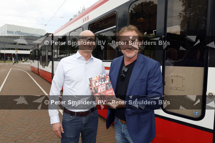 Amsterdam 27 mei 2026
3e deel van de boekenreeks 60 jaar Top 40 wordt feestelijk gelanceerd door bestickerde Top 40-tram met Erik de Zwart als trambestuurder. Natalie La Rose Erik de Zwart, Godfried Nevels en Jeroen Nieuwenhuize  zijn aanwezig 