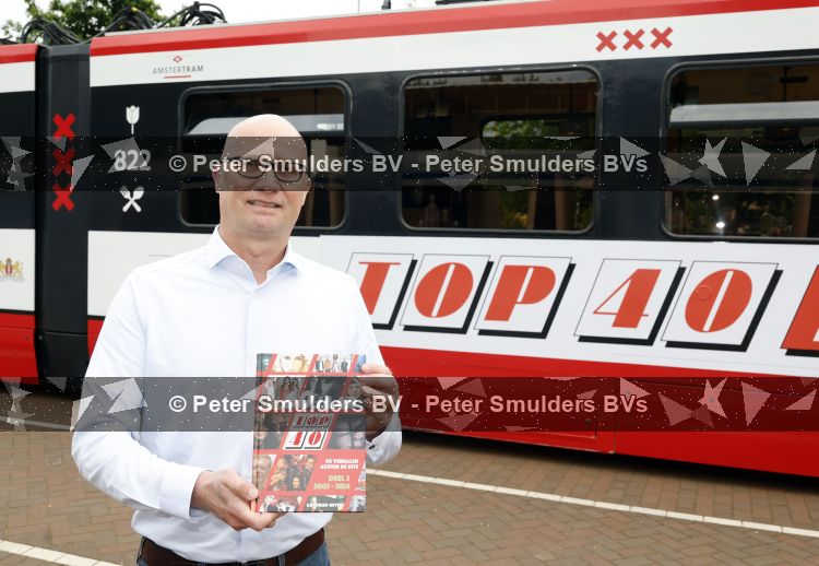 Amsterdam 27 mei 2026
3e deel van de boekenreeks 60 jaar Top 40 wordt feestelijk gelanceerd door bestickerde Top 40-tram met Erik de Zwart als trambestuurder. Natalie La Rose Erik de Zwart, Godfried Nevels en Jeroen Nieuwenhuize  zijn aanwezig 