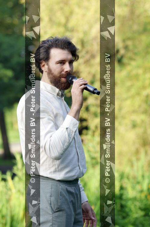 Amsterdam 29 mei 2026
Prins Maurits opent het golftournooi in het Vondelpark met een mooie afslag .
