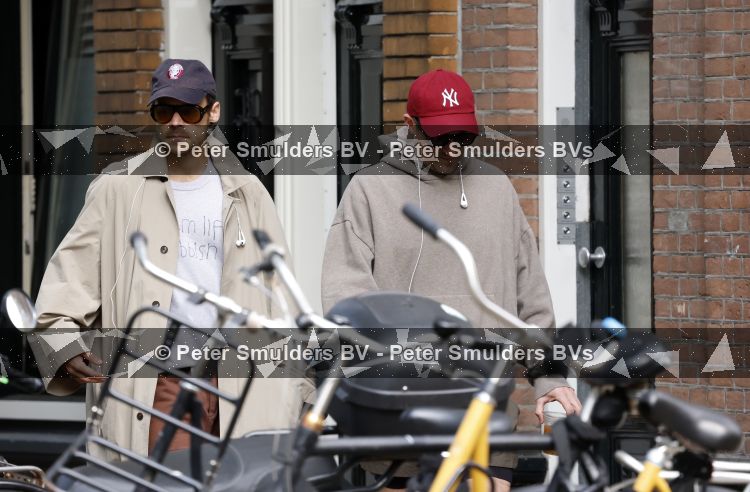 Amsterdam 27 mei 2026
Harry Styles en zijn beveiliger lopen door Amsterdam zuid. Harry geeft 10 concerten in de Johan Cruijff arena.
