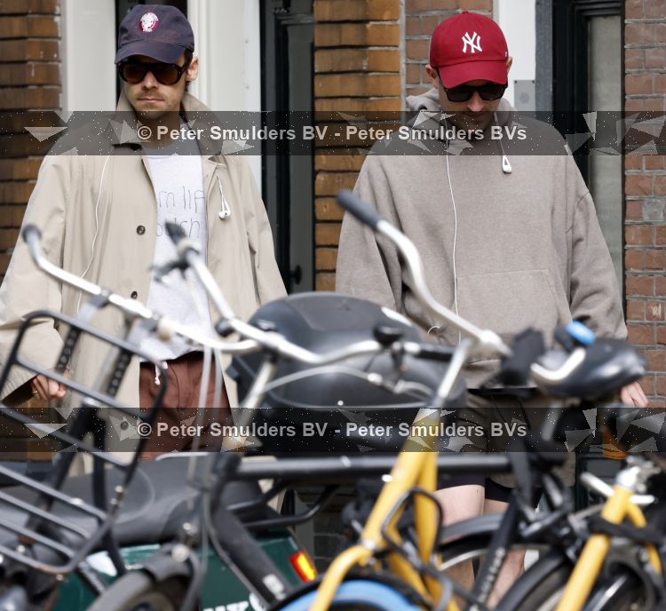 Amsterdam 27 mei 2026
Harry Styles en zijn beveiliger lopen door Amsterdam zuid. Harry geeft 10 concerten in de Johan Cruijff arena.