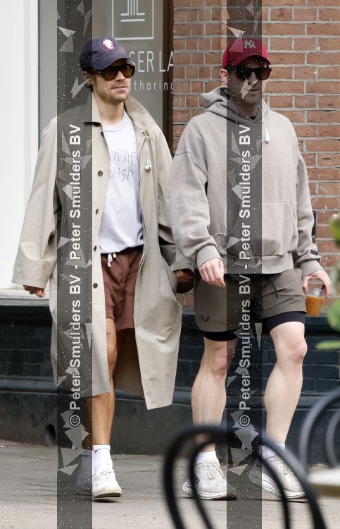 Amsterdam 27 mei 2026
Harry Styles en zijn beveiliger lopen door Amsterdam zuid. Harry geeft 10 concerten in de Johan Cruijff arena.