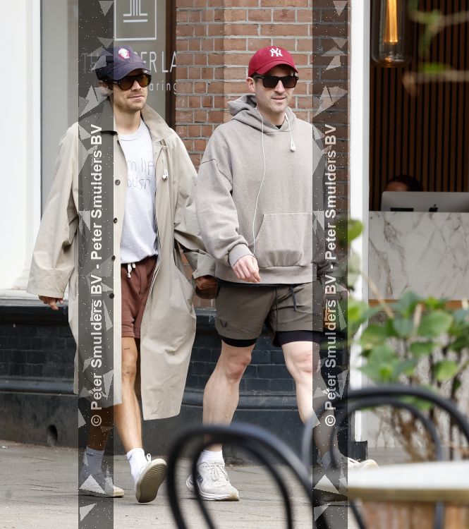 Amsterdam 27 mei 2026
Harry Styles en zijn beveiliger lopen door Amsterdam zuid. Harry geeft 10 concerten in de Johan Cruijff arena.
