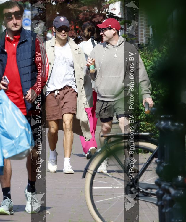 Amsterdam 27 mei 2026
Harry Styles en zijn beveiliger lopen door Amsterdam zuid. Harry geeft 10 concerten in de Johan Cruijff arena.