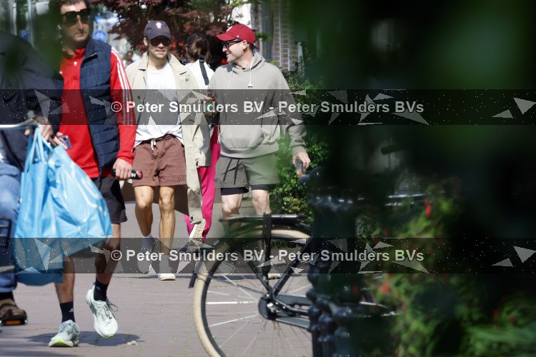 Amsterdam 27 mei 2026
Harry Styles en zijn beveiliger lopen door Amsterdam zuid. Harry geeft 10 concerten in de Johan Cruijff arena.