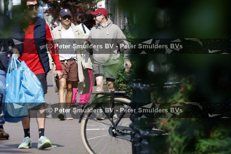 Amsterdam 27 mei 2026
Harry Styles en zijn beveiliger lopen door Amsterdam zuid. Harry geeft 10 concerten in de Johan Cruijff arena.