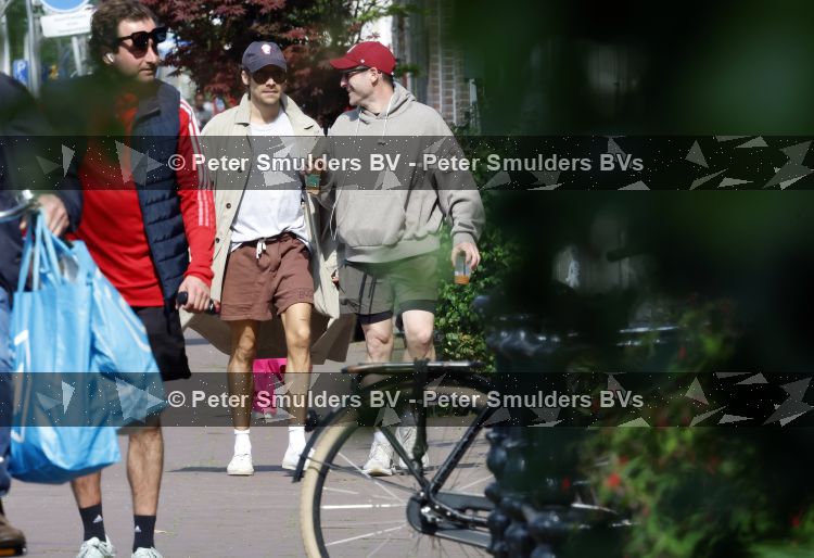 Amsterdam 27 mei 2026
Harry Styles en zijn beveiliger lopen door Amsterdam zuid. Harry geeft 10 concerten in de Johan Cruijff arena.