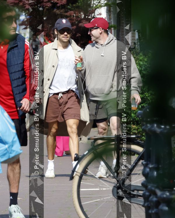 Amsterdam 27 mei 2026
Harry Styles en zijn beveiliger lopen door Amsterdam zuid. Harry geeft 10 concerten in de Johan Cruijff arena.