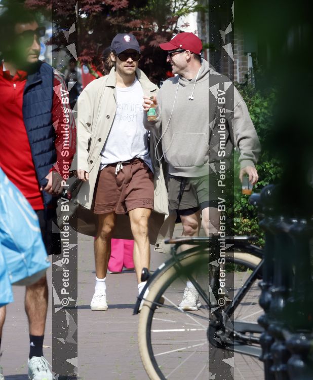 Amsterdam 27 mei 2026
Harry Styles en zijn beveiliger lopen door Amsterdam zuid. Harry geeft 10 concerten in de Johan Cruijff arena.