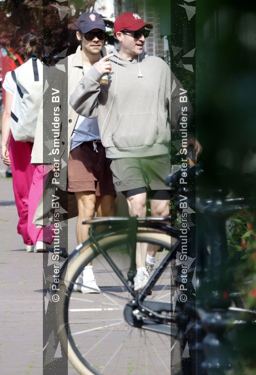 Amsterdam 27 mei 2026
Harry Styles en zijn beveiliger lopen door Amsterdam zuid. Harry geeft 10 concerten in de Johan Cruijff arena.