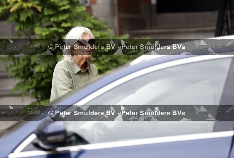 Amsterdam 1 juni 2026
Jeroen Krabbe en Herma Krabbe met hun auto in Amsterdam . Jeroen Krabbe met bierfles 