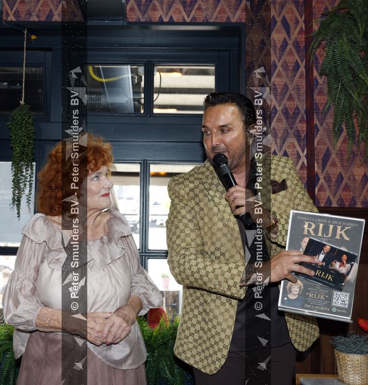 Castricum 5 juni 2026
CD presentatie RIJK van Emma Lacroix en Mick Harren . Imca Marina ontving de eerste cd .