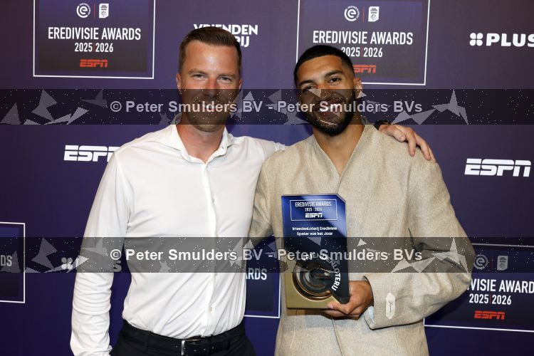 Maarssen 25 mei 2026
Ismael Saibari wordt gekozen tot beste speler van de nederlandse eredivie op het gala van ESPN in de Fabrique . ismael met een kennis 
