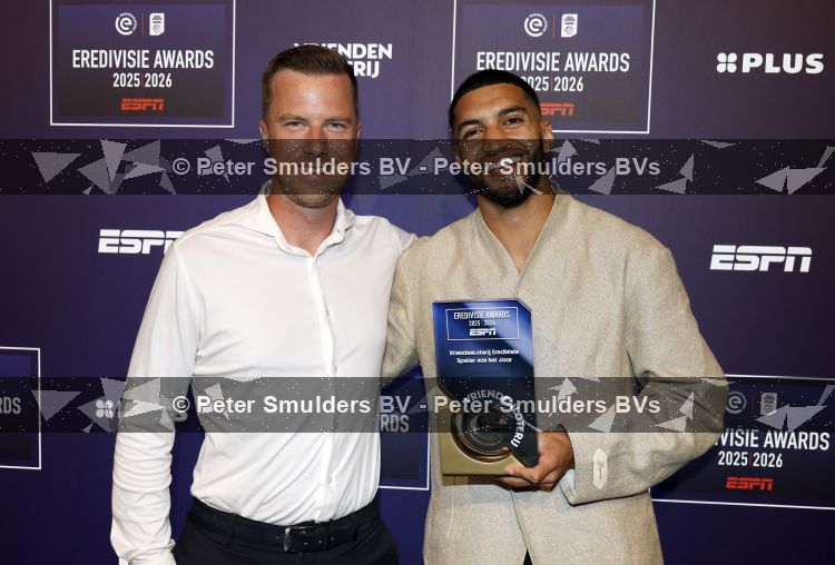 Maarssen 25 mei 2026
Ismael Saibari wordt gekozen tot beste speler van de nederlandse eredivie op het gala van ESPN in de Fabrique . ismael met een kennis 