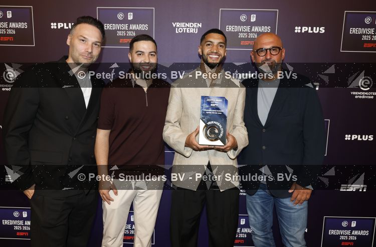 Maarssen 25 mei 2026
Ismael Saibari wordt gekozen tot beste speler van de nederlandse eredivie op het gala van ESPN in de Fabrique . Ismael met zijn management . Rechts Ali Dursun 