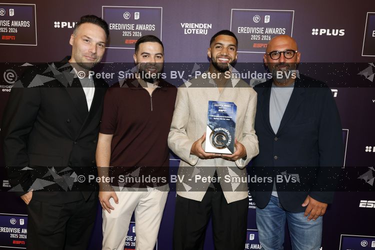 Maarssen 25 mei 2026
Ismael Saibari wordt gekozen tot beste speler van de nederlandse eredivie op het gala van ESPN in de Fabrique . Ismael met zijn management . Rechts Ali Dursun 