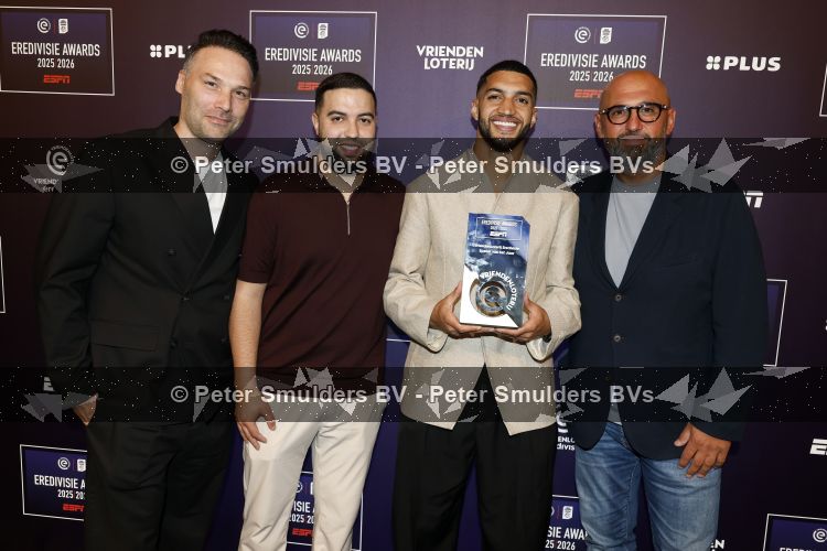 Maarssen 25 mei 2026
Ismael Saibari wordt gekozen tot beste speler van de nederlandse eredivie op het gala van ESPN in de Fabrique . Ismael met zijn management . Rechts Ali Dursun 