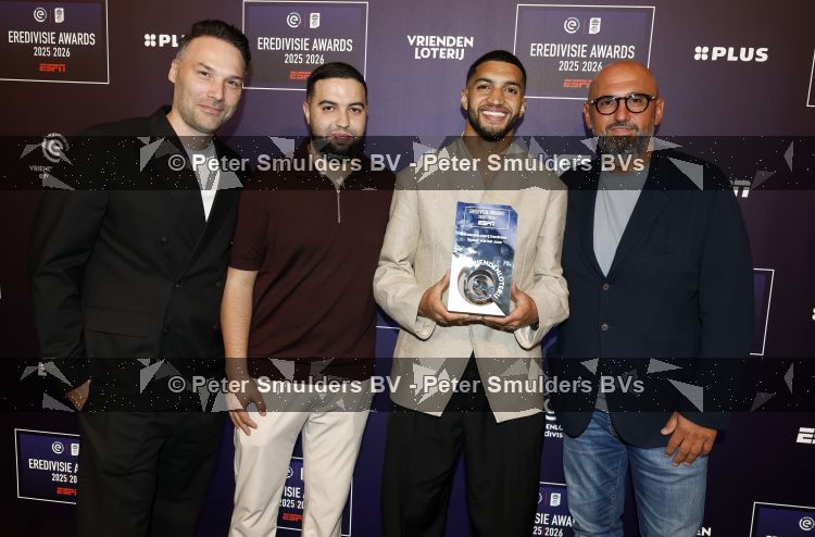 Maarssen 25 mei 2026
Ismael Saibari wordt gekozen tot beste speler van de nederlandse eredivie op het gala van ESPN in de Fabrique . Ismael met zijn management . Rechts Ali Dursun 