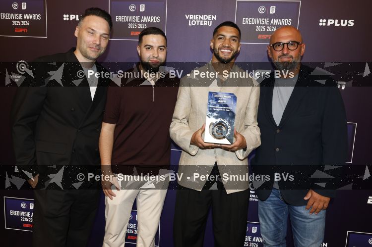 Maarssen 25 mei 2026
Ismael Saibari wordt gekozen tot beste speler van de nederlandse eredivie op het gala van ESPN in de Fabrique . Ismael met zijn management . Rechts Ali Dursun 