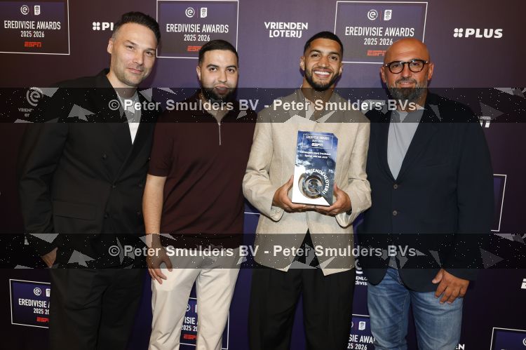 Maarssen 25 mei 2026
Ismael Saibari wordt gekozen tot beste speler van de nederlandse eredivie op het gala van ESPN in de Fabrique . Ismael met zijn management . Rechts Ali Dursun 