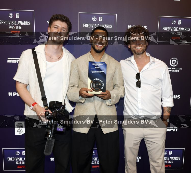 Maarssen 25 mei 2026
Ismael Saibari wordt gekozen tot beste speler van de nederlandse eredivie op het gala van ESPN in de Fabrique . Ismael Saibari met ploeg die hem het hele jaar gevolgd hebben 