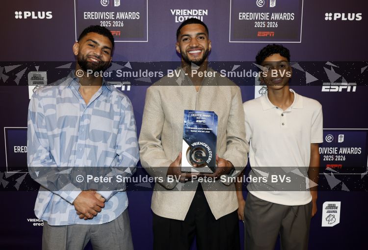 Maarssen 25 mei 2026
Ismael Saibari wordt gekozen tot beste speler van de nederlandse eredivie op het gala van ESPN in de Fabrique . Ismael met  broers en zus