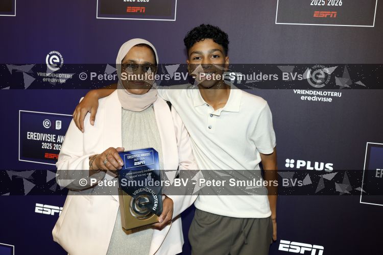 Maarssen 25 mei 2026
Ismael Saibari wordt gekozen tot beste speler van de nederlandse eredivie op het gala van ESPN in de Fabrique . moeder met broer
