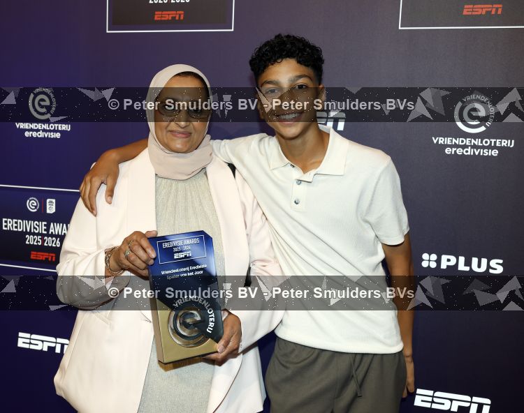 Maarssen 25 mei 2026
Ismael Saibari wordt gekozen tot beste speler van de nederlandse eredivie op het gala van ESPN in de Fabrique . moeder met broer