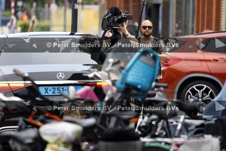 Nieuwegein 27 juni 2026
Andre Hazes en zijn vriendin Noa Braaf komen aan bij Wills voor de trouwerij van haar vader Denny Braaf . Ook de camera van hun real lif soap is aanwezig . Jaap Hilhorst