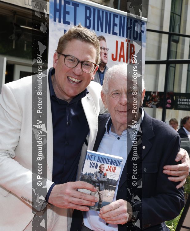 Den Haag 21 mei 2026
Boekpresentatie Jair Ferwerda in Den Haag bij Cafe restaurant Luden . Frits Barend krijgt het eerste exemplaar