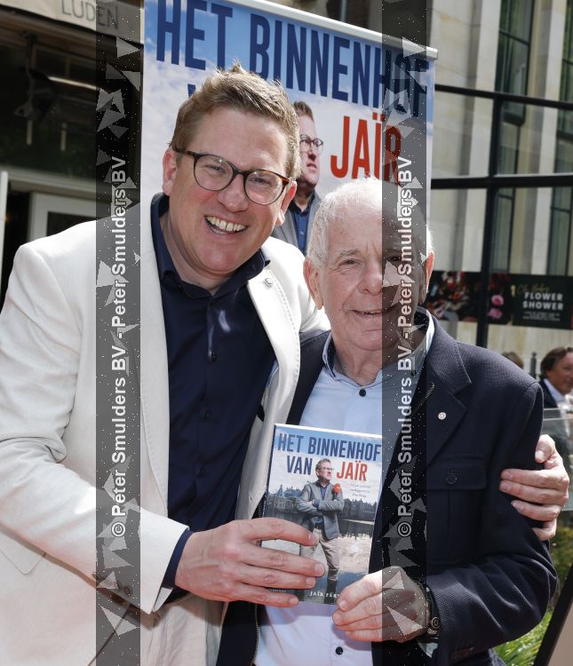Den Haag 21 mei 2026
Boekpresentatie Jair Ferwerda in Den Haag bij Cafe restaurant Luden . Frits Barend krijgt het eerste exemplaar