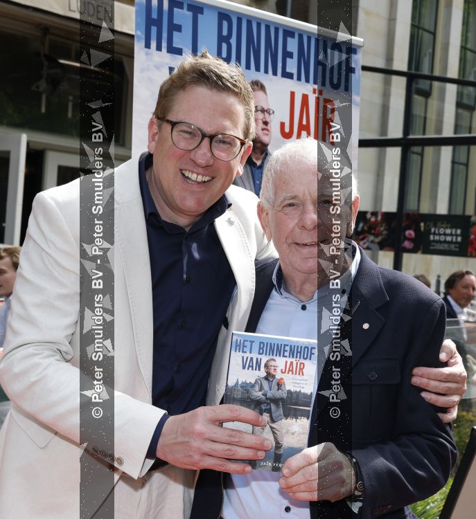 Den Haag 21 mei 2026
Boekpresentatie Jair Ferwerda in Den Haag bij Cafe restaurant Luden . Frits Barend krijgt het eerste exemplaar