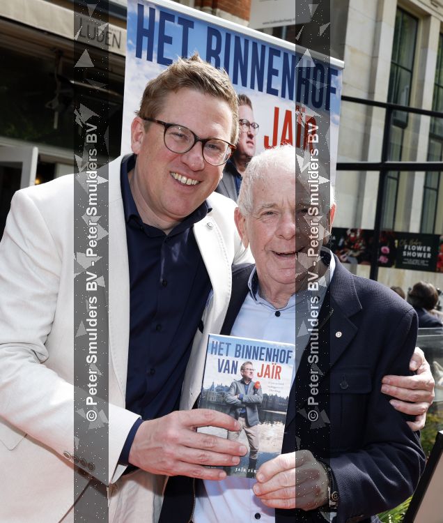 Den Haag 21 mei 2026
Boekpresentatie Jair Ferwerda in Den Haag bij Cafe restaurant Luden . Frits Barend krijgt het eerste exemplaar
