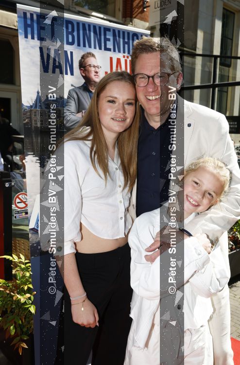 Den Haag 21 mei 2026
Boekpresentatie Jair Ferwerda in Den Haag bij Cafe restaurant Luden . jair met zijn dochters